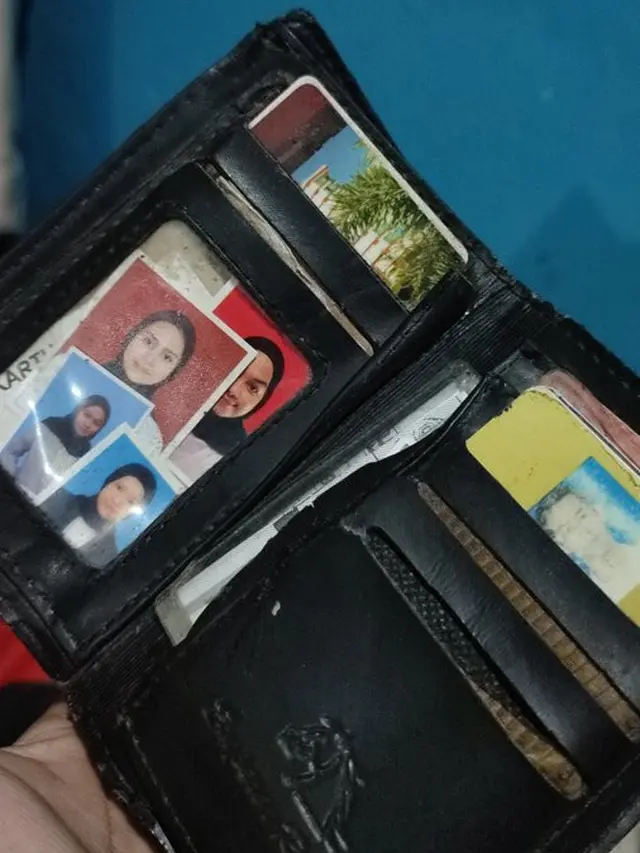 6 Pas Foto di Dompet Ini Nyeleneh Banget, Bikin Heran