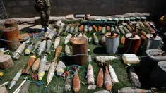 Sejumlah amunisi, mortir dan bahan peledak lainnya diperlihatkan di wilayah barat Mosul, Kamis (6/4). Senjata-senjata tersebut berhasil disita saat melakukan penyisiran lokasi yang menjadi persembunyian militan ISIS di Mosul. (AFP Photo / Ahmad Gharabli)