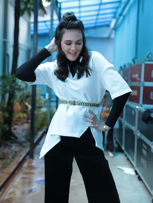 "Dia paling galak kali nggak tahu aja, bukan yang paling netral. Dia (Luna) paling galak,  paling baper, ada yang paling religius," ujar Ayu Dewi. (Adrian Putra/Bintang.com)