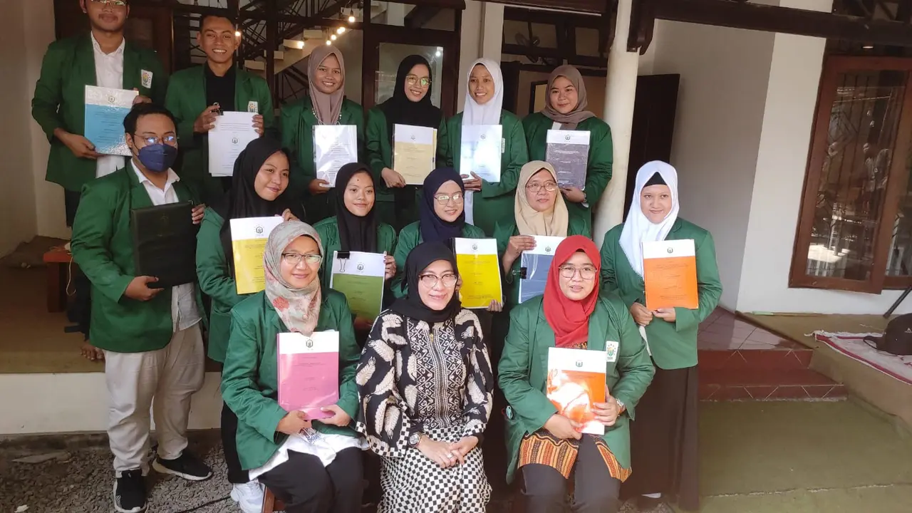 Wisudawan Unusa berfoto bersama. (Istimewa)
