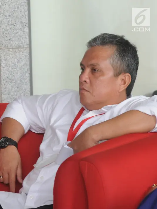 Ketua DPRD Kabupaten Labuhanbatu, Dahlan Bukhari berada di ruang tunggu untuk menjalani pemeriksaan di Gedung KPK, Jakarta, Rabu (21/11). Dahlan diperiksa dalam kasus suap terkait proyek di lingkungan Kabupaten Labuhanbatu. (Merdeka.com/Dwi Narwoko)