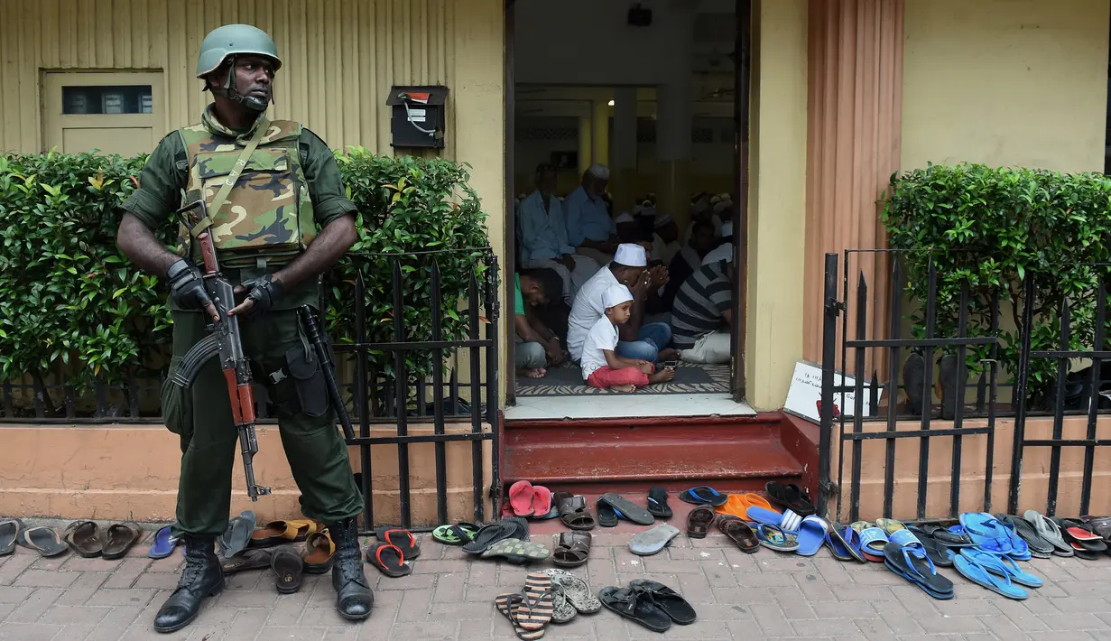 Seorang tentara menjaga sebuah masjid menjelang Salat Jumat di ibukota Sri Lanka, Kolombo, Jumat (9/3). Penjagaan dilakukan menyusul kekerasan anti-Muslim yang dikhawatirkan menyebar ke seluruh negeri. (ISHARA S.  KODIKARA/AFP)