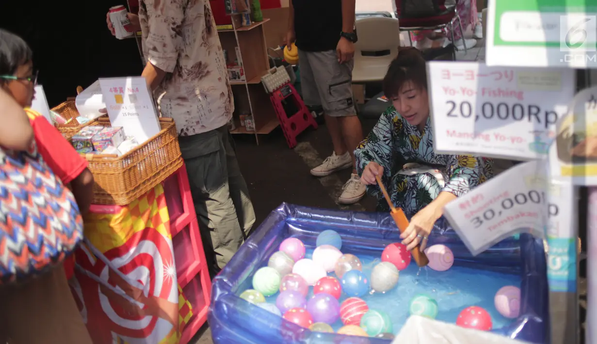 Wanita dengan pakaian tradisional Jepang terlihat di salah satu gerai yang terdapat di Festival Little Tokyo kawasan Blok M, Jakarta, Minggu (23/6/2019). Festival Little Tokyo menghadirkan berbagai jenis kuliner dan kebudayaan Jepang. (Liputan6.com/Faizal Fanani)