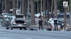 Petugas kepolisian menutup akses jalan Champs Elysees setelah seorang pria menabrakkan kendaraannya ke van polisi dan memicu sebuah ledakan.