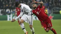 Striker Juventus, Alvaro Morata, beebut bola dengan gelandang Bayern Munchen, Arturo Vidal.  Juventus sendiri bangkit pada menit ke-63 melalui gol yang diciptakan oleh Paulo Dybala. (Reuters/Stefano Rellandini)