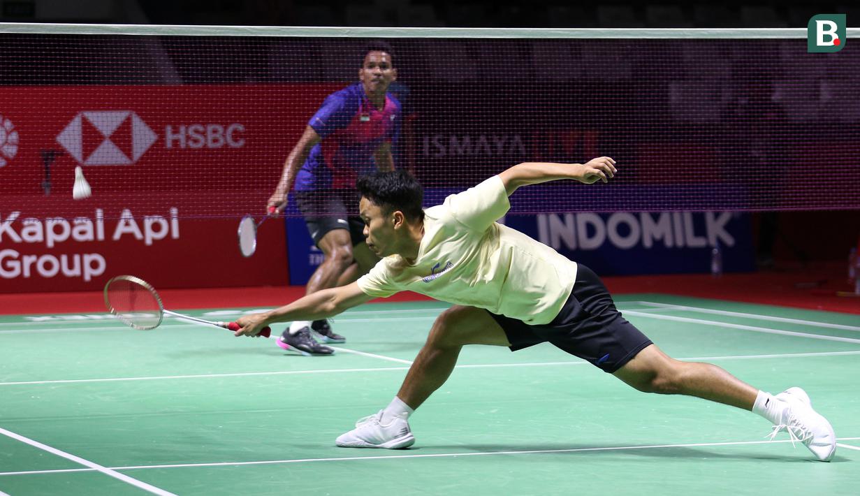 Pebulu tangkis tunggal putra Indonesia, Anthony Sinisuka Ginting (kanan) dan Chico Aurta Dwi Wardoyo melakukan latihan menjelang Indonesia Open 2023 di Istora Senayan, Jakarta, Senin (12/06/2023). Turnamen BWF Super 1000 tersebut diikuti oleh 268 atlet dari 20 negara yang berlangsung pada 13-18 Juni 2023. (Bola.com/Bagaskara Lazuardi)