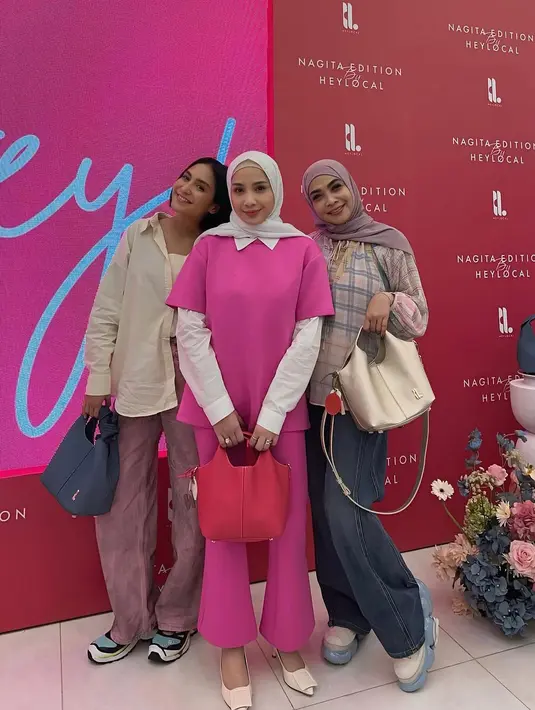 Dipadu dengan heels pendek putih, Nagita Slavina terlihat cantik saat kenakan kerudung putih [@rieta_amalia]