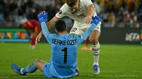 Kiper Lille, Berke Ozer pada pertandingan kontra AS Roma di Liga Europa. (Filippo MONTEFORTE / AFP)