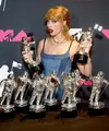 Setelah memenangkan 9 trofi di MTV VMA 2023, Taylor Swift juga mengguncang acara afterparty dengan penampilannya mengenakan denim. [Foto: Instagram]