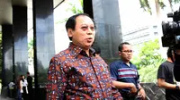 Ketum Partai Persatuan Pembangunan (PPP) versi Muktamar Jakarta, Djan Faridz mendatangi gedung KPK, Jakarta, Senin (27/4/2015). Djan mengaku kedatangannya untuk menjenguk mantan Ketum PPP, Suryadharma Ali (SDA). (Liputan6.com/Helmi Afandi)