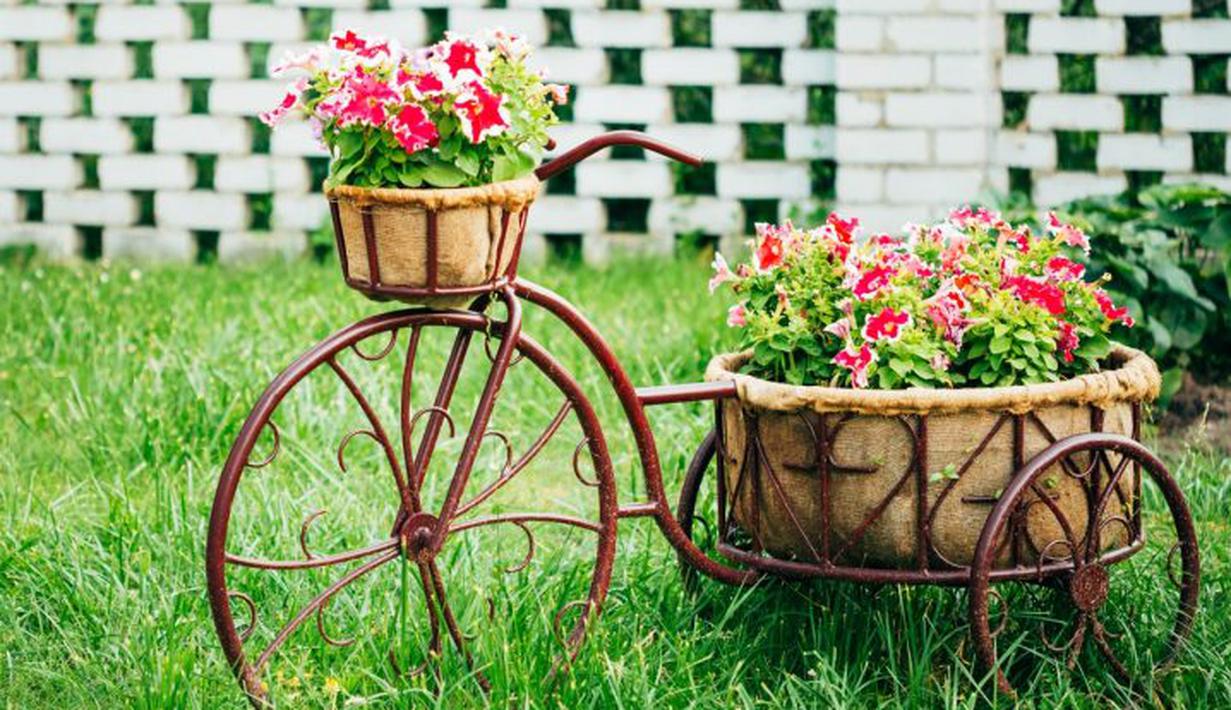 12 Ide Dekorasi Taman Romantis Cantik Dengan Sepeda  Roda 