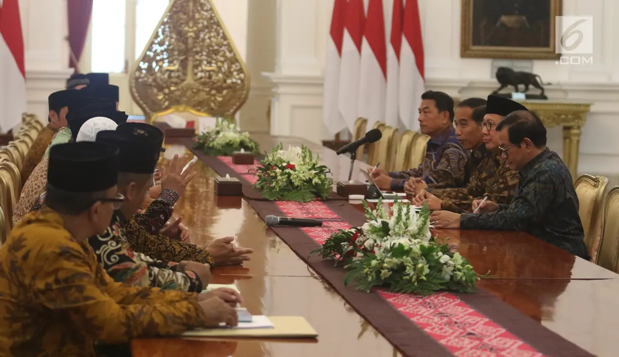 Suasana pertemuan Presiden Joko Widodo dengan pengurus Lembaga Persahabatan Organisasi Kemasyarakatan Islam (LPOI) di Istana Merdeka, Jakarta, Selasa (22/1). LPOI mendoakan Jokowi kembali terpilih menjadi Presiden Indonesia. (Liputan6.com/Angga Yuniar)