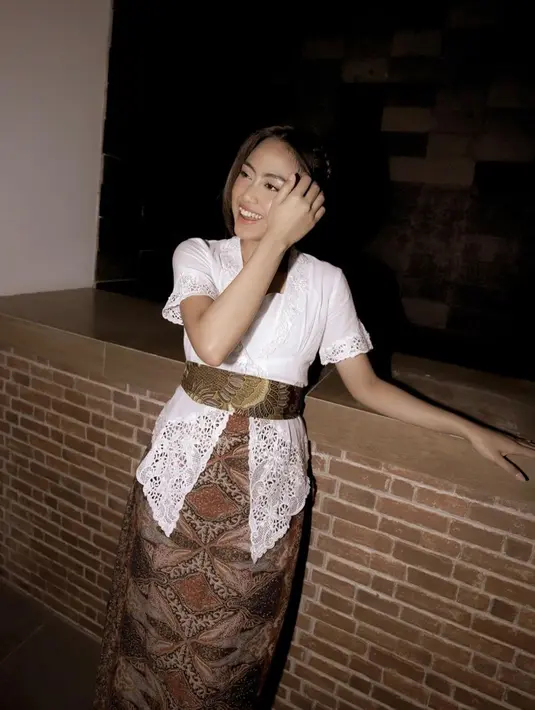 Gaya berkebaya yang digunakan oleh pemain film Sobat Ambyar ini juga bisa dijadikan inspirasi banyak netizen, terutama anak muda. Meski menggunakan kebaya, penampilan Sisca ini pun tetap terlihat santai dengan style rambut simpel. (Liputan6.com/IG/@jkt48sisca)