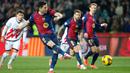 Pada laga ini Rayo memberikan perlawanan dengan baik, tapi Barca tampil cukup solid. Gol tunggal kemenangan Barca datang dari eksekusi penalti Robert Lewandowski di menit ke-28. (AP Photo/Joan Monfort)