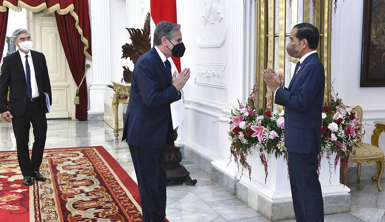 Presiden Joko Widodo (kanan) menyapa Menteri Luar Negeri AS Antony Blinken (tengah) disaksikan Duta Besar AS untuk Indonesia Sung Kim (kiri) saat pertemuan di Istana Merdeka, Jakarta, 13 Desember 2021. (Agus Suparto, Indonesian Presidential Palace via AP)