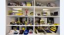 Produk-produk berlisensi yang berbau tentang Ayrton Senna dipajang di Institut Ayrton Senna di Sao Paulo, Brasil. (AFP/Alexandre Schneider)