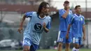 Gelandang jangkar Persib, Hariono, melakukan pemanasan saat latihan di Lapangan Progresif, Bandung, Senin (2/5/2016). (Bola.com/Vitalis Yogi Trisna)