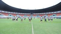 Para pemain PSKC Cimahi sedang melakukan official training di Stadion Pakansari, Cibinong, Kabupaten Bogor, Senin (17/02/2025). PSKC Cimahi melakukan official training sebagai bagian dari persiapan jelang laga melawan Bhayangkara FC besok sore di tempat yang sama. (Bola.com/Nandang Permana)