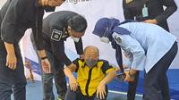 WNA lansia pura pura terjatuh saat diperiksa oleh Imigrasi Bandara Soetta. (Liputan6.com/Pramita Tristiawati)