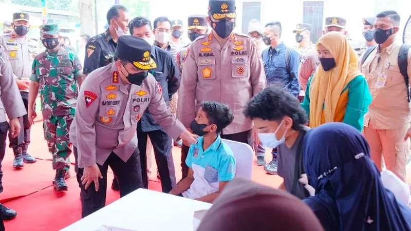 Wakapolri Komjen Gatot Eddy Pramono melihat vaksinasi terhadap anak di Universitas Riau.