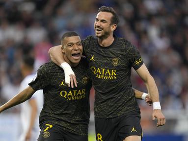 Penyerang Paris Saint-Germain (PSG) Kylian Mbappe berselebrasi bersama Fabian Ruiz setelah mencetak gol ke gawang Auxerre pada pekan ke-36 di Stade de I’Abbe Deschamps, Senin (22/5/2023) WIB. (AP Photo/Thibault Camus)