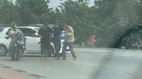 2 Pak Ogah di Bandar Lampung Aniaya Pengendara Motor hingga Babak Belur