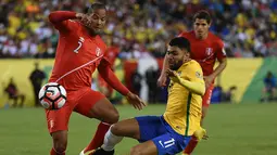 Pemain Peru, Alberto Rodriguez, berusaha melewati pemain Brasil, Gabriel, pada laga Grup B Copa America Centenario. Sebetulnya jika ingin lolos Brasil hanya memerlukan hasil imbang. (AFP/Timothy A. Clary)