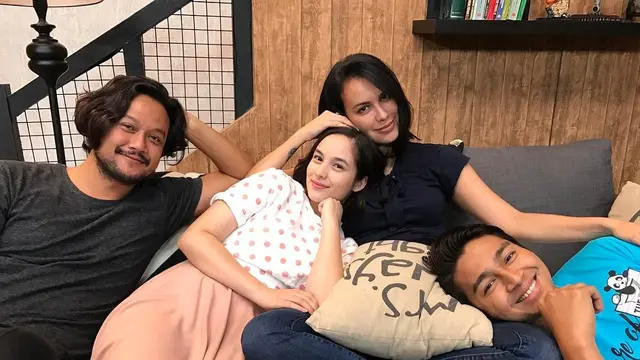 Beri Dukungan, Ini 6 Potret Persahabatan Sophia Latjuba dan Dwi Sasono
