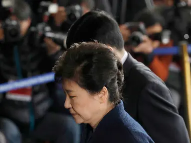 Mantan Presiden Korea Selatan (Korsel), Park Geun-hye tiba di gedung kejaksaan, Seoul, Selasa (21/3). Park akan menjalani pemeriksaan terkait skandal korupsi dan penyalahgunaan wewenang yang berdampak pada pemakzulannya. (Kim Hong-ji/Pool Photo via AP)