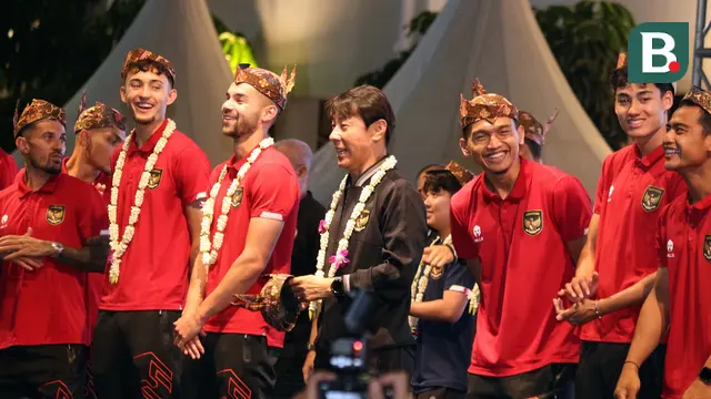 Foto: Momen Shin Tae-yong dan Sandy Walsh Pakai Blangkon saat Menyapa Masyarakat Surabaya