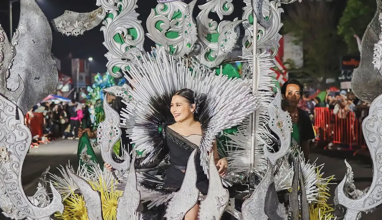 Kostum Prilly terdiri dari dress hitam lengan panjang dan sedotan sebagai aksen [@prillylatuconsina96]