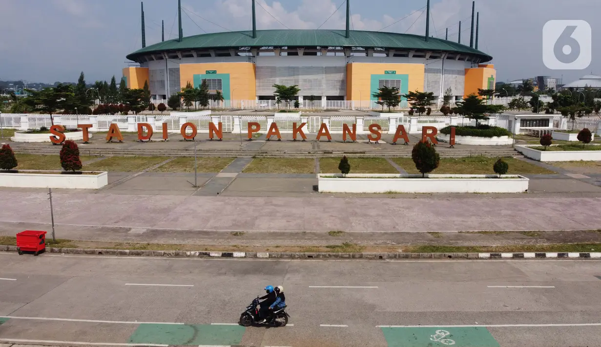 Pengendara motor melintasi kawasan lingkar Stadion Pakansari, Kabupaten Bogor, Jawa Barat, Rabu (10/6/2020). Hingga Rabu (10/6), Pemkab Bogor masih menutup kawasan Stadion Pakansari untuk semua kegiatan sebagai upaya pencegahan penyebaran COVID-19. (Liputan6.com/Helmi Fithriansyah)