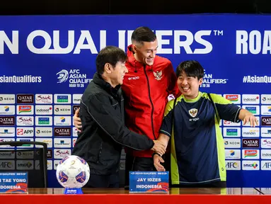 Pelatih Timnas Indonesia, Shin Tae-yong (kiri) mengajak penerjemahnya Jeong Seok-seo atau Jeje untuk berfoto bersama dengan Jay Idzes saat konferensi pers menjelang laga lanjutan putaran ketiga grup C Kualifikasi Piala Dunia 2026 melawan Jepang di Stadion Utama Gelora Bung Karno (SUGBK), Senayan, Jakarta, Kamis (14/11/2024). (Bola.com/Bagaskara Lazuardi)