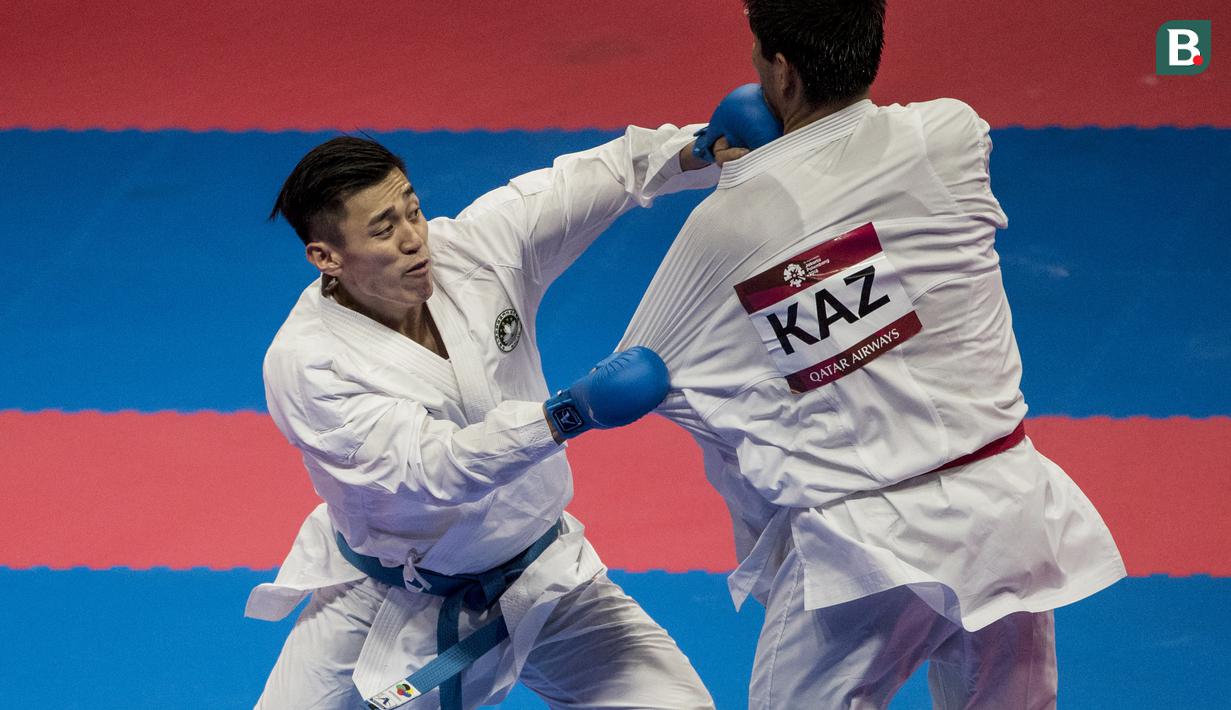 Karateka Vietnam, Nguyen Minh Phung, menarik baju dari karateka Kazaztan, Yuldashev Daniyar, pada babak semifinal kelas 84 kg cabang karate Asian Games di JCC Senayan, Jakarta, Sabtu (25/8/2018). (Bola.com/Vitalis Yogi Trisna)