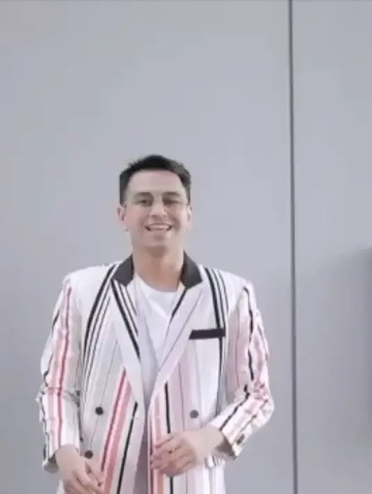 "Gue dulu mulai main sinetron hanya dibayar Rp 500 ribu. Dan perjuangannya naik angkot, pindah bus ke sana ke sini sampai ngirit untuk makan pernah gue alami," ujar Raffi. (Instagram/raffinagita1717)