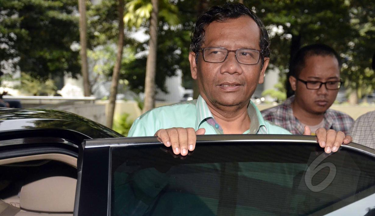 Ketua Presidium Korps Alumni Himpunan Mahasiswa Islam (KAHMI) Mahfud MD mendatangi gedung KPK Jakarta, Kamis (9/4/2015).  Kedatangan Mahfud untuk menjenguk mantan Ketua PB HMI, Anas Urbaningrum di Rumah Tahanan KPK. (Liputan6.com/Helmi Afandi)