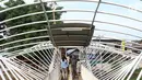 Pejalan kaki melintasi jembatan penyeberangan orang (JPO) Jayakarta yang atapnya rusak dan hilang di Menteng, Jakarta, Jumat (11/1). Kondisi JPO yang rusak mengganggu kenyamanan pejalan kaki. (Liputan6.com/Immanuel Antonius)