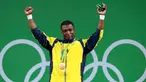 Atlet angkat besi asal Kolombia, Oscar Figueroa  tak kuasa menahan air matanya saat naik ke podium menjuarai cabang angkat besi kelas 62kg di Olimpiade Rio 2016, Brasil pada 8 Agustus 2016. (REUTERS/Yves Herman)