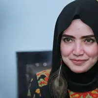 Yulia mengaku belum lama kenal dengan Opick. Perempuan yang aktif di salah satu partai itu juga menjelaskan terkait foto dirinya dan orangtuanya saat foto bareng Opick. Bahwa saat itu sebelum acara tabligh akbar. (Adrian Putra/Bintang.com)