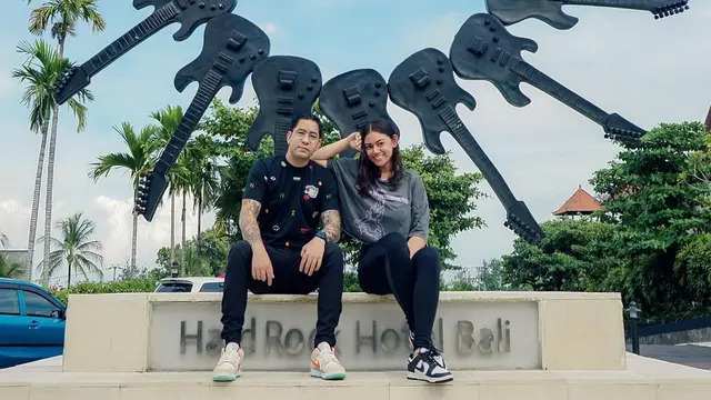 6 Potret Mesra Thalita Latief Bersama Kekasih yang Tengah Liburan di Bali
