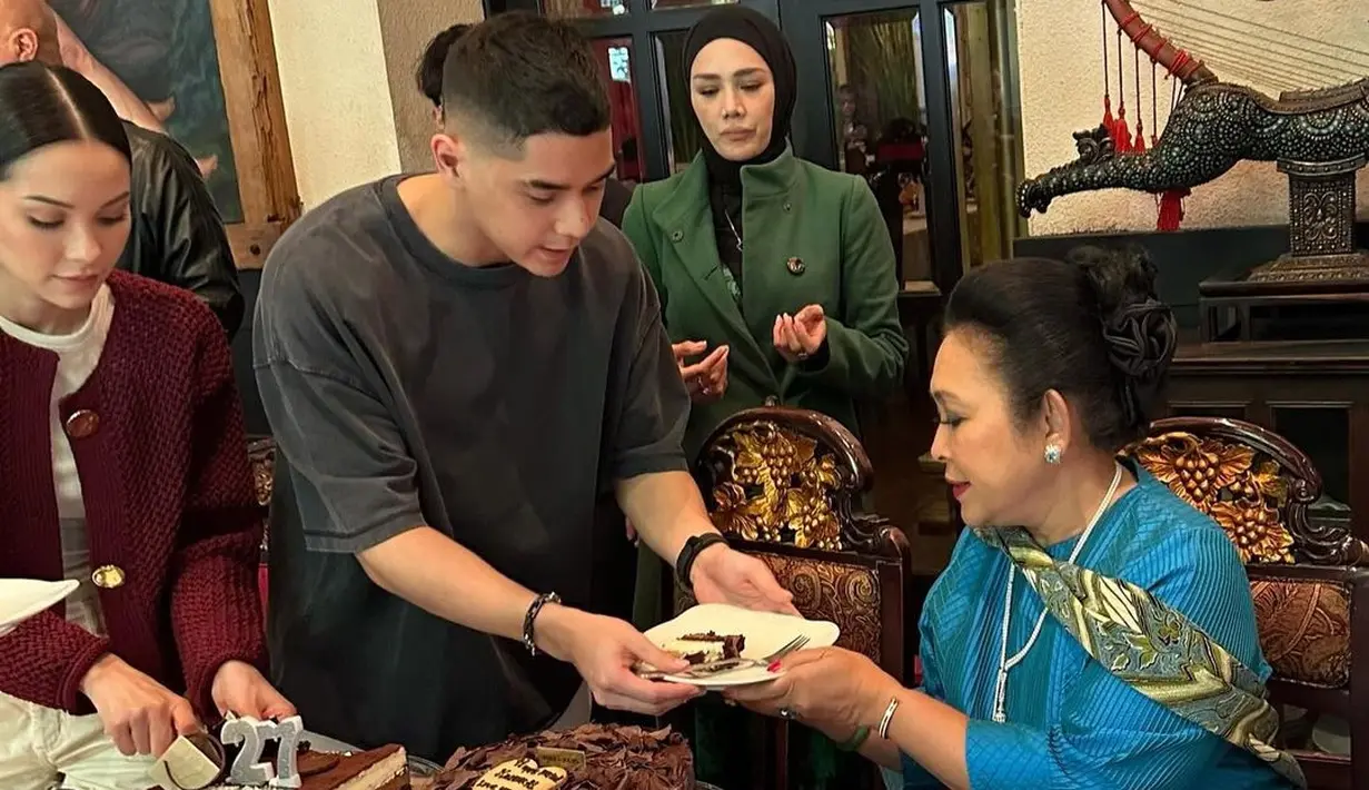 Namun yang menjadi sorotan adalah kehadiran Titiek Soeharto di acara makan siang tersebut.  [@titieksoeharto/@ahmaddhaniofficial].
