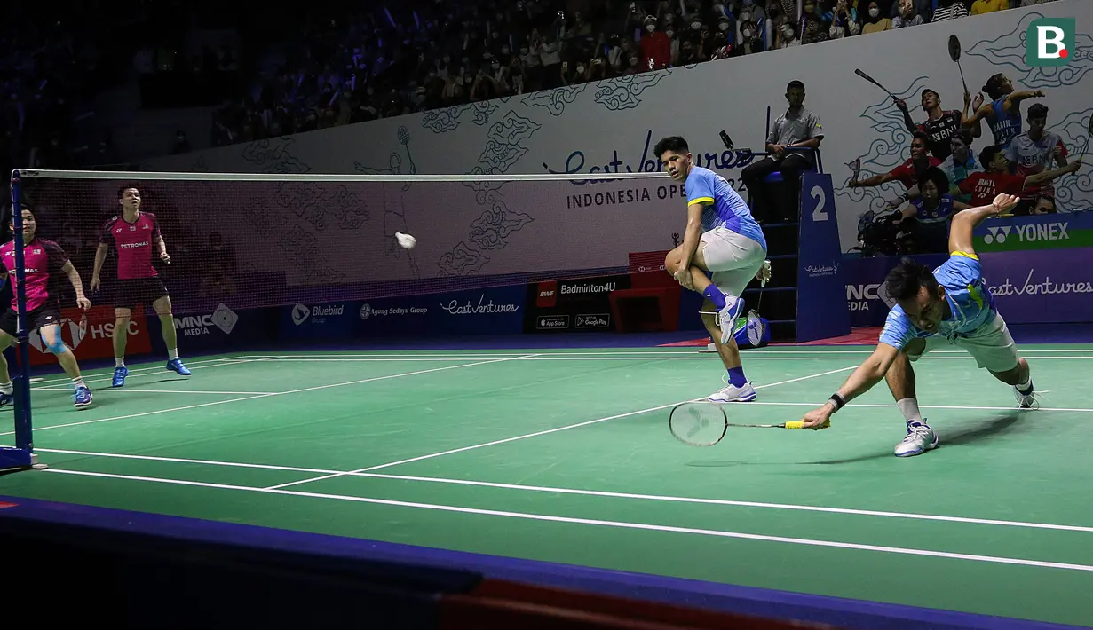 Ketika tengah unggul 20-17 pada gim ketiga, Yeremia mengalami cedera pada lututnya sehingga pasangan Malaysia bisa memperkecil ketinggalan menjadi 18-20. Pebulutangkis Indonesia itu mengerang kesakitan di lapangan ketika hanya satu poin tersisa yang dibutuhkannya untuk lolos ke semifinal.. (Bola.com/Bagaskara Lazuardi)