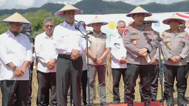 Kapolri Jenderal Listyo Sigit Prabowo saat turun langsung ke lahan jagung di Desa Bolli, Bone, Sulawesi Selatan, Jumat (16/5/2025), bersama Menteri Pertanian Amran Sulaiman.