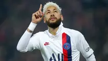 Striker Paris Saint-Germain, Neymar, melakukan selebrasi usai membobol gawang Lille pada laga Liga 1 Prancis di Stadion Metropole, Minggu (26/1/2020). Neymar persembahkan dua gol nya untuk legenda NBA Kobe Bryant. (AP/Michel Spingler)