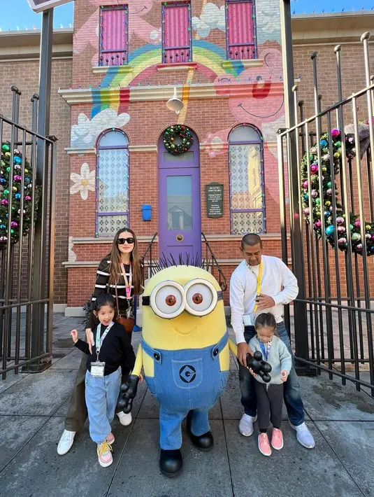 Yasmine menikah dengan Abi Yapto pada 9 Desember 2013. Dari pernikahannya dengan pria yang lebih tua 18 tahun tersebut, telah dikaruniai dua orang anak perempuan dan satu laki-laki. Rumah tangganya juga begitu harmonis. [Instagram/yaswildblood]