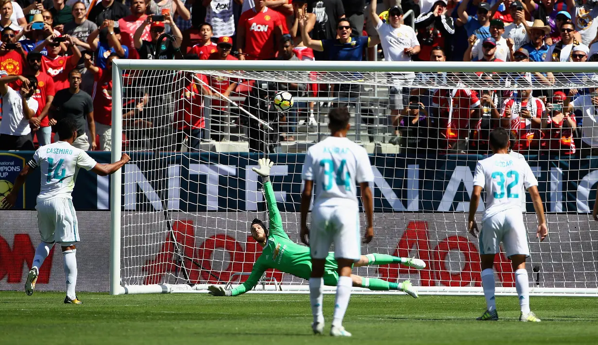 Proses terjadinya gol dari gelandang Real Madrid, Casemiro, ke gawang Manchester United pada laga ICC 2017 di Stadion Levi's, California, Minggu (23/7/2017). MU menang atas Madrid 2-1 melalui adu penalti. (AFP/Ezra Shaw)