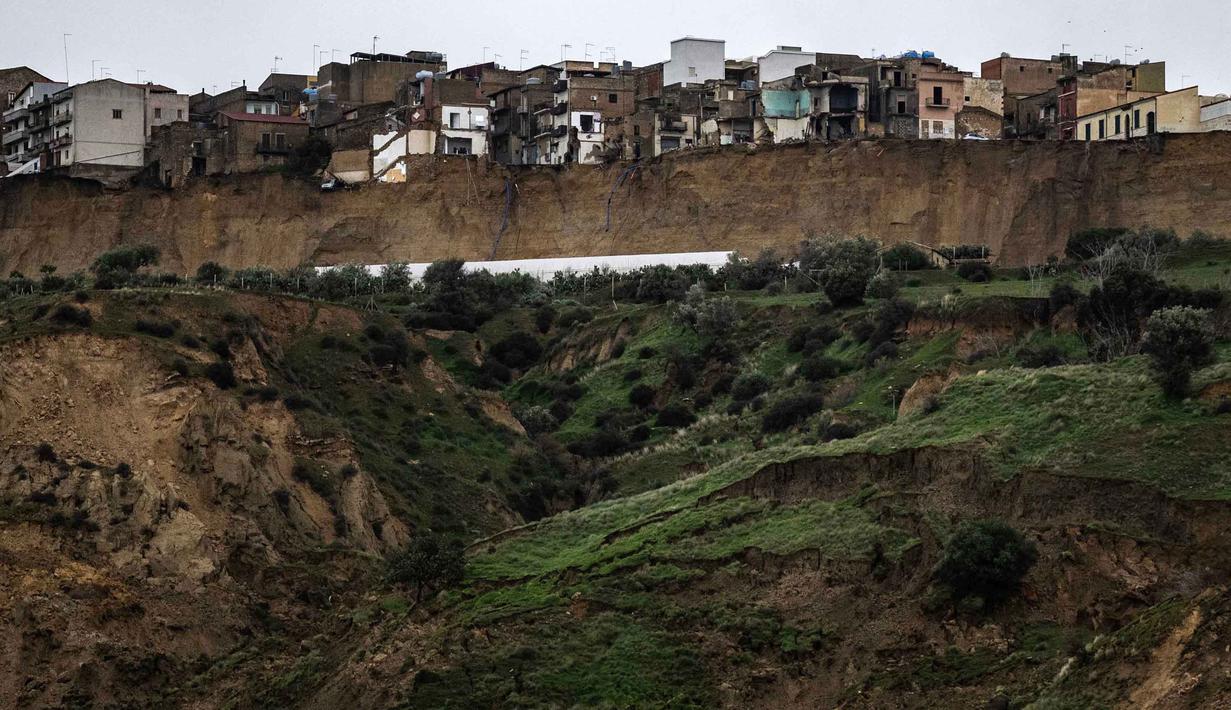Foto ini menunjukkan sebagian dari tanah longsor raksasa yang melanda kota Niscemi, Sisilia pada Kamis 29 Januari 2026. Sebagian besar wilayah kota Niscemi, Sisilia, dinyatakan sebagai "zona merah" setelah bentangan lereng bukit sepanjang empat kilometer runtuh pada Minggu 25 Januari 2026. (MARCO BERTORELLO/AFP)