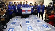 Wakil Ketua Umum PAN Hanafi Rais (tengah) didampingi Sekjen Eddy Soeparno (tengah kiri) menunjukkan berkas pendaftaran Pemilu 2019 di KPU Pusat, Jakarta, Jumat (13/10). PAN secara resmi mendaftar sebagai peserta Pemilu 2019. (Liputan6.com/Johan Tallo)