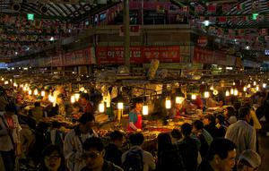 Ilustrasi Pasar Gwangjang, Seoul, Korea Selatan. (dok. Mike Swigunski/Unsplash)