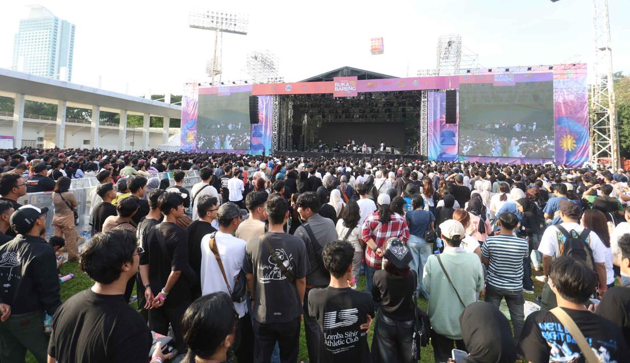Para penonton yang sudah mengantre sejak siang terlihat berlarian menuju area panggung utama. Tampak dalam foto, pengunjung memadati panggung utama gelaran KapanLagi Buka Bareng (KLBB) Festival 2026 hari pertama di Stadion Madya, Kompleks Gelora Bung Karno, Senayan, Jakarta, Sabtu 28 Februari 2026. (Dok/Kapanlagi Youniverse)